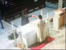 A profanação do altar na igreja dedicada a Santo Antônio de Pádua, no Brooklyn. Crédito: Diocese de Brooklyn