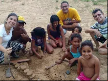 Jovens fazem voluntariado 