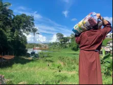 Capuchinho leva alimentos para famílias na Amazônia 