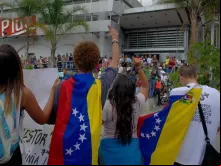 Venezuelanos fazem fila para comprar mantimentos (imagem referencial) 