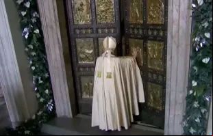 Papa Francisco abre a Porta Santa da Basílica de São Pedro. Captura Youtube