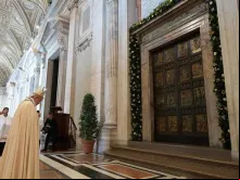 Papa Francisco ante a Porta Santa da Basílica de São Pedro. Foto L'Osservatore Romano