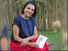 Raquel Carpenter com seu livro 