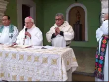 Dom Raúl Vera (no centro do altar) celebra a Missa de "Ação de Graças" para a comunidade de San Aelredo. Ao seu lado esquerdo, "Frei" Julián Cruzalta e o Padre Adolfo Huerta Alemán.