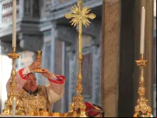 Cardeal Raymond Burke celebrando missa segundo rito pré-conciliar.