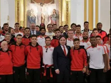 Clube de futebol Rayo Vallecano oferece à Virgem seu o à primeira divisão 