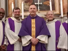 Ao centro, o reitor-mor dos salesianos, padre Ángel Fernández, acompanhado pelos salesianos da Turquia