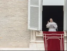 O Papa conduz a oração Regina Coeli da janela do Palácio Apostólico.
