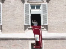 O Papa durante o Regina Coeli.