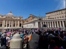 Praça de São Pedro durante a oração do Regina Coeli.