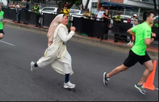 Irmã Carmen Vilches correndo na Meia Maratona de Cúcuta 