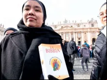 Duas religiosas mostram a Bíblia presenteada pelo Papa Francisco.