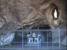 Réplica da gruta de Lourdes nos Jardins Vaticanos.