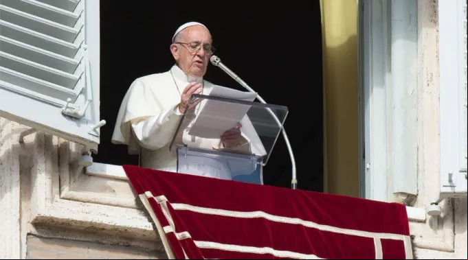 RezoAngelusPapaFrancisco_VaticanMedia_150418.jpg ?? 