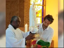 Ricardo Diniz entrega a imagem da Virgem Aparecida em paróquia brasileira 