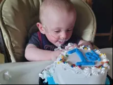 Richard Scott William Hutchinson celebra o seu primeiro aniversário com um bolo. Crédito: Guinness World Records