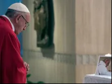 Papa durante a Missa com a foto do Pe. Jacques no altar. Crédito: L'Osservatore Romano