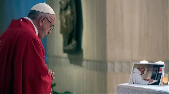 SMartaPapaMisaPJacquesLOsservatoreRomano.jpg ?? 