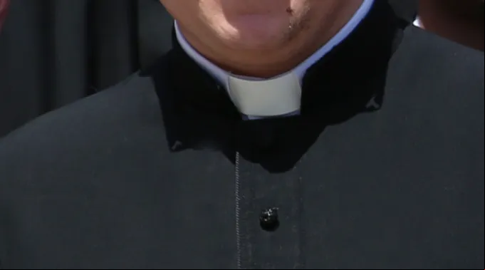 SacerdoteAlzacuello_DanielIbanezAciprensa_051017.jpg ?? 