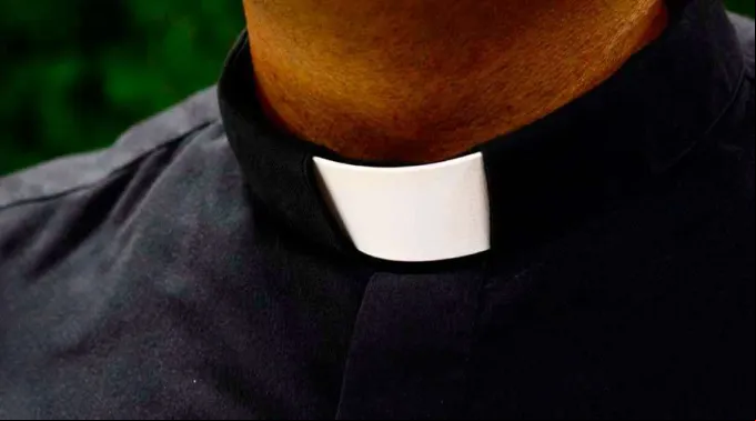 SacerdoteAlzacuellos_PixabayDominioPublico_2019.jpg ?? 
