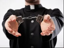 Imagem ilustrativa de padre preso