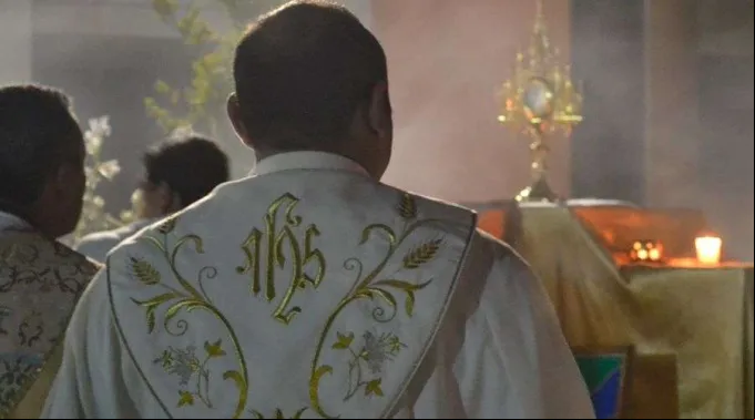 SacerdoteEucaristia_PixabayDominioPublico_230316.jpg