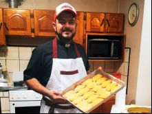 Pe. Geison Gerardo Ortiz Marín assando pão