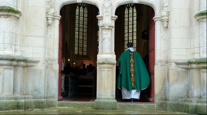 Sacerdote_Flickr-Carlos-Espejo-CCBY-N-2.0_310119.jpg ?? 