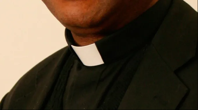 Sacerdote_WikipediaCC_BY_SA_30_020418.jpg ?? 