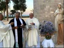 Bênção da imagem de Nossa Senhora grávida. Crédito: Centro Magdala.