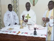 Sacerdotes celebram missa em Zâmbia. - Crédito: ACN.