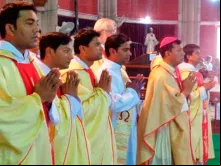 Os cinco sacerdotes ordenados em 2015 junto com o Arcebispo de Lahore, Dom Sebastian Shaw 