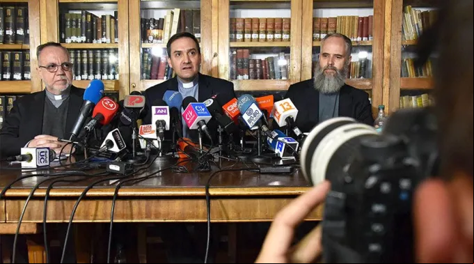 Sacerdotes_Astaburuaga_DeLaFuente_Vial_ComunicacionesArzobispadoSantiago_230518.jpg ?? 