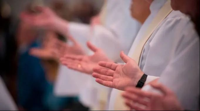 Sacerdotes_CreditoCatholicCharities-JeffreyBrunoCC-BY-2.0_170715.jpg ?? 