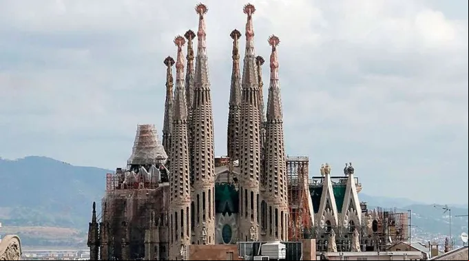 SagradaFamilia_Wikipedia_22082017.jpg ?? 