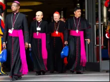 Alguns Padres Sinodais saindo da Sala Sinodal.