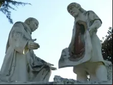 Estátua de São Juan Diego com Nossa Senhora de Guadalupe
