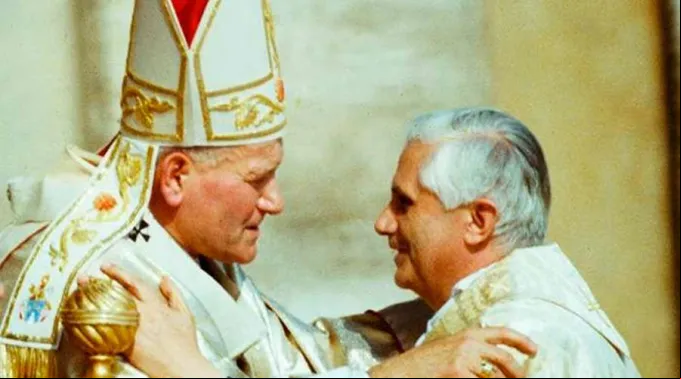 SanJuanPabloII-CardenalRatzinger-VaticanMedia-150520.jpeg ?? 