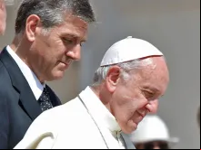 Sandro Mariotti escolta o Papa Francisco 