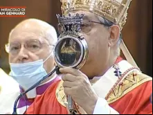 Cardeal Crescenzio Sepe, Arcebispo de Nápoles, mostre o sangue de São Januário.
