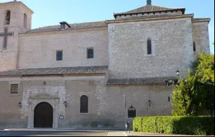 Fachada da igreja da Santa Maria da Assunção em Ocaña, Toledo (Espanha).