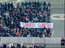 O cartaz de Santo Súbito na missa fúnebre de Bento XVI