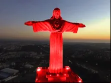 Santuário do Cristo Rei iluminado de vermelho 
