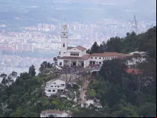 Santuário do Senhor de Monserrate. Atrás da Igreja se pode ver parte de Bogotá.