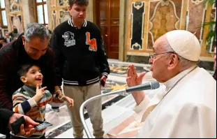 O papa saúda uma família que enfrenta uma doença rara