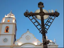 Semana Santa em Aracati (CE). Na cruz, estão os símbolos da Paixão de Cristo.