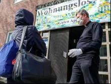 Cardeal Woelki recebendo os necessitados em 30 de março de 2020. Créditos: Henning Schoon