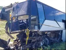 Ônibus bate na rodovia interestadual nas proximidades de Pueblo, Colorado, em 23 de junho de 2019