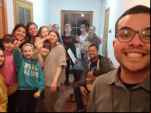 Missionários da Comunidade Shalom em Cracóvia com refugiados da Ucrânia.