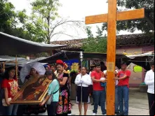 Símbolos da JMJ (Cruz peregrina e ícone da Salus Populis Romani) em Oaxaca 